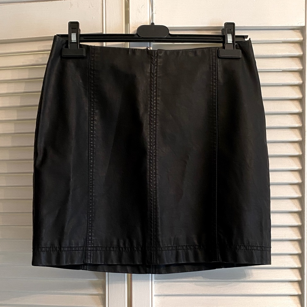 Free People black vegan leather mini skirt size 6 EUC